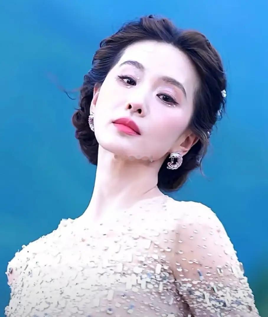 刘诗诗VOGUE压轴登场，穿搭和造型并无硬伤，短板在于身形过瘦。随着年龄增长，面