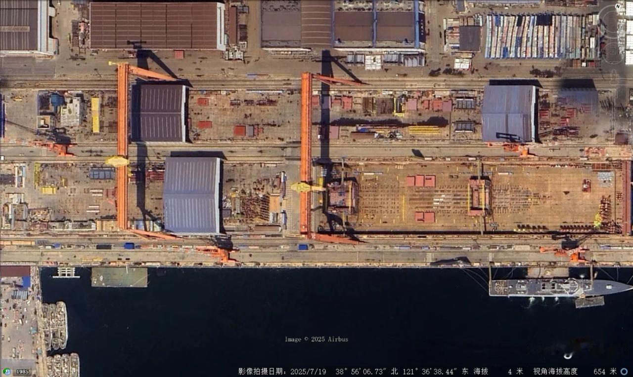北方某造船厂新的航空母舰分段，大胆点，排水量超过11万吨根据最新的GE地图显示