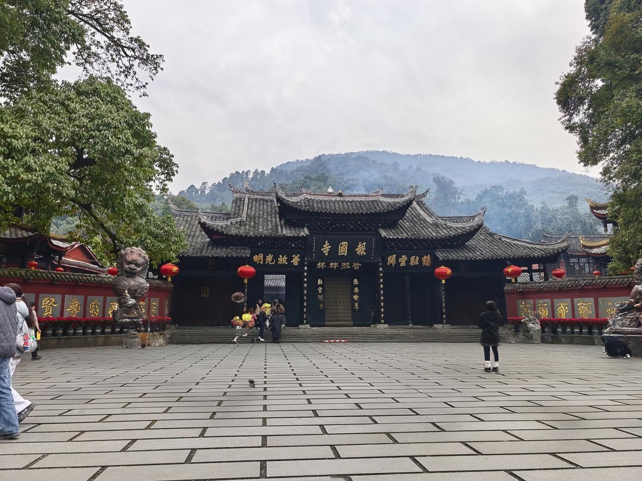 从重庆出发，两天一夜奔赴峨眉山，匆匆去、匆匆回，可心却留在了金顶那片仙气里。