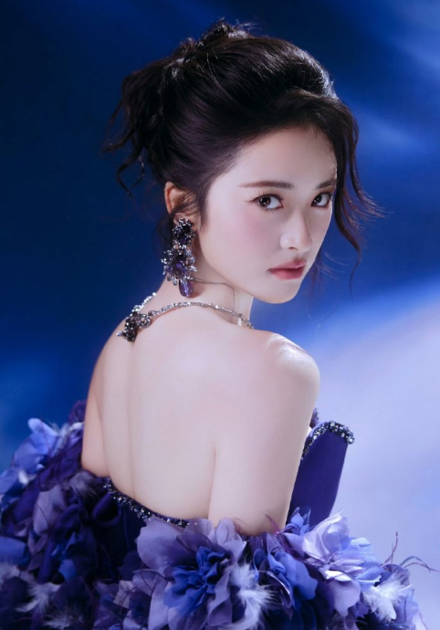 好莫名其妙的cp，既然跟沈月没关系那干嘛带上她！什么用意很明显了，美女招谁惹谁了