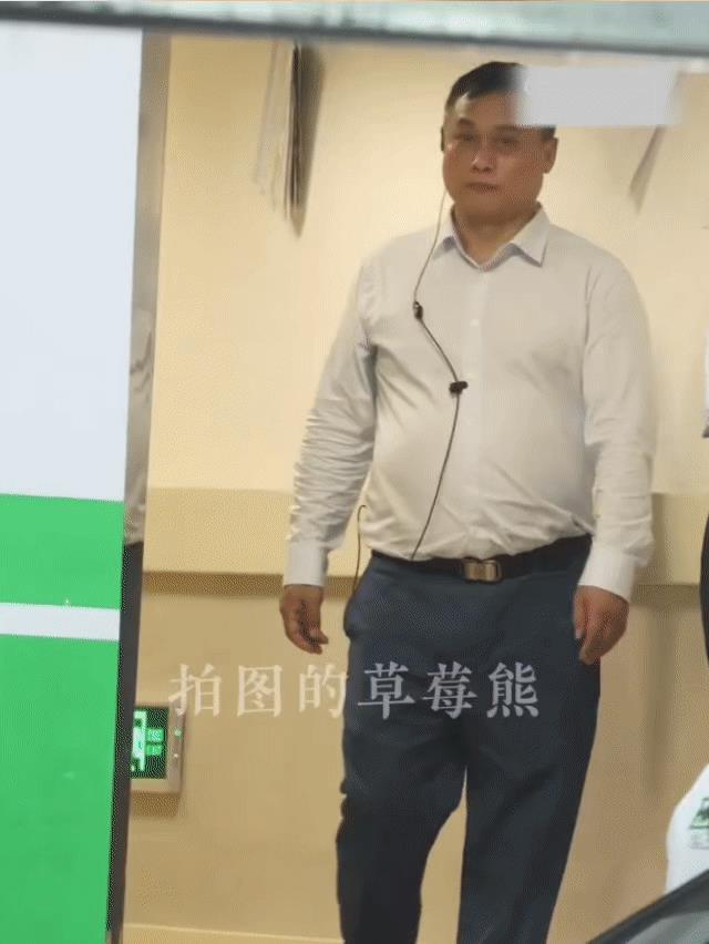 王一博9点就出发了。穿的清清爽爽的，短裤+T恤。T恤不是绿色竹叶青logo，是