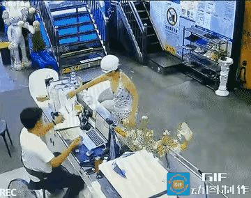 今天上班，闺蜜表情怪怪的，问她咋啦？她不肯说。中午休息吃饭时，她还心不在焉，魂