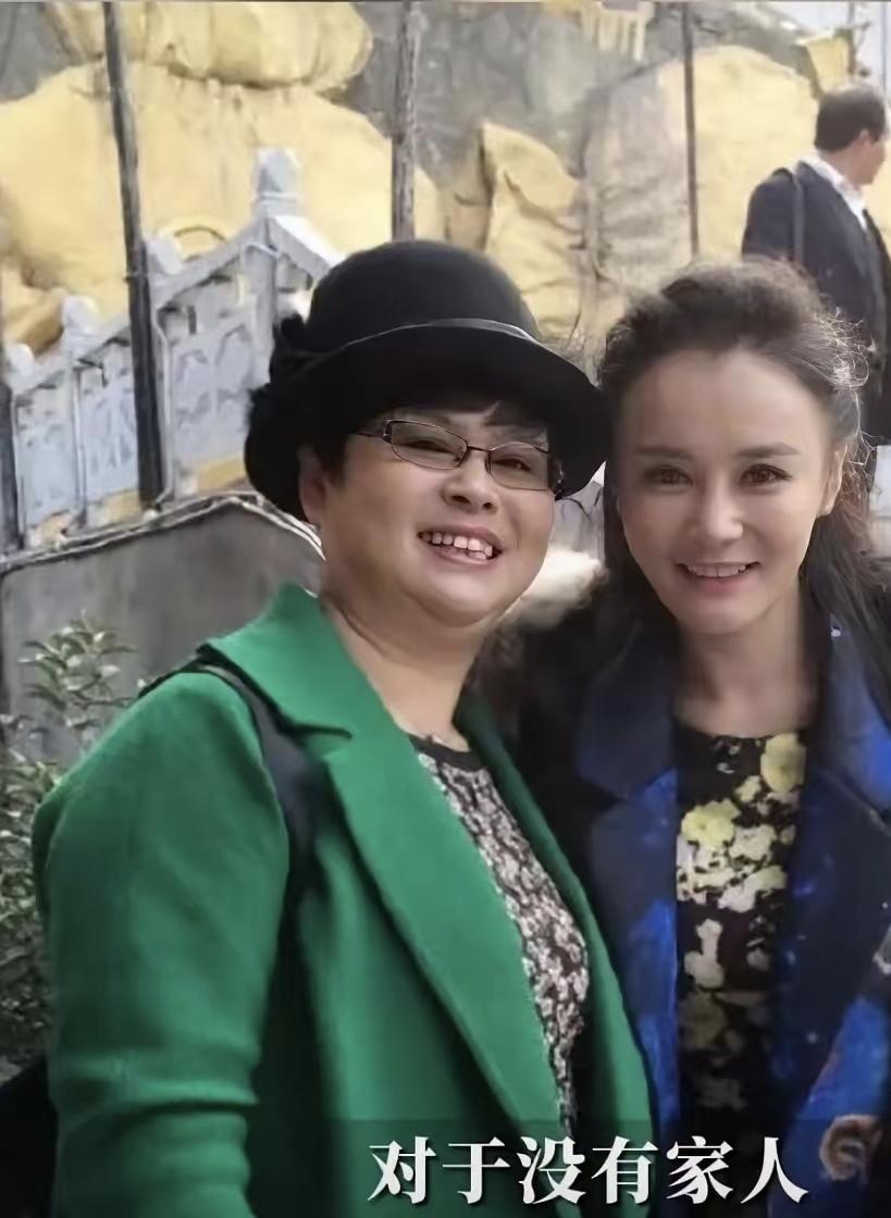 冉莹颖对自己原生家庭的描述，感觉隐去了很多信息，说自己的妈妈选择一个没有家人，是