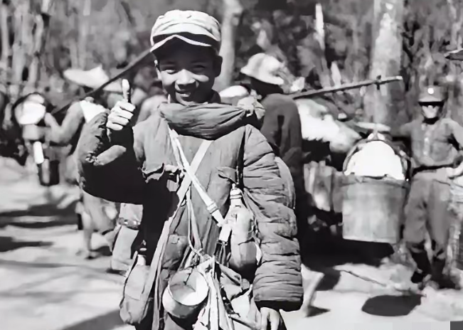 1944年9月7日，云南松山主峰硝烟蔽日，远征军战士从焦土中扒出一具蜷缩的幼小躯