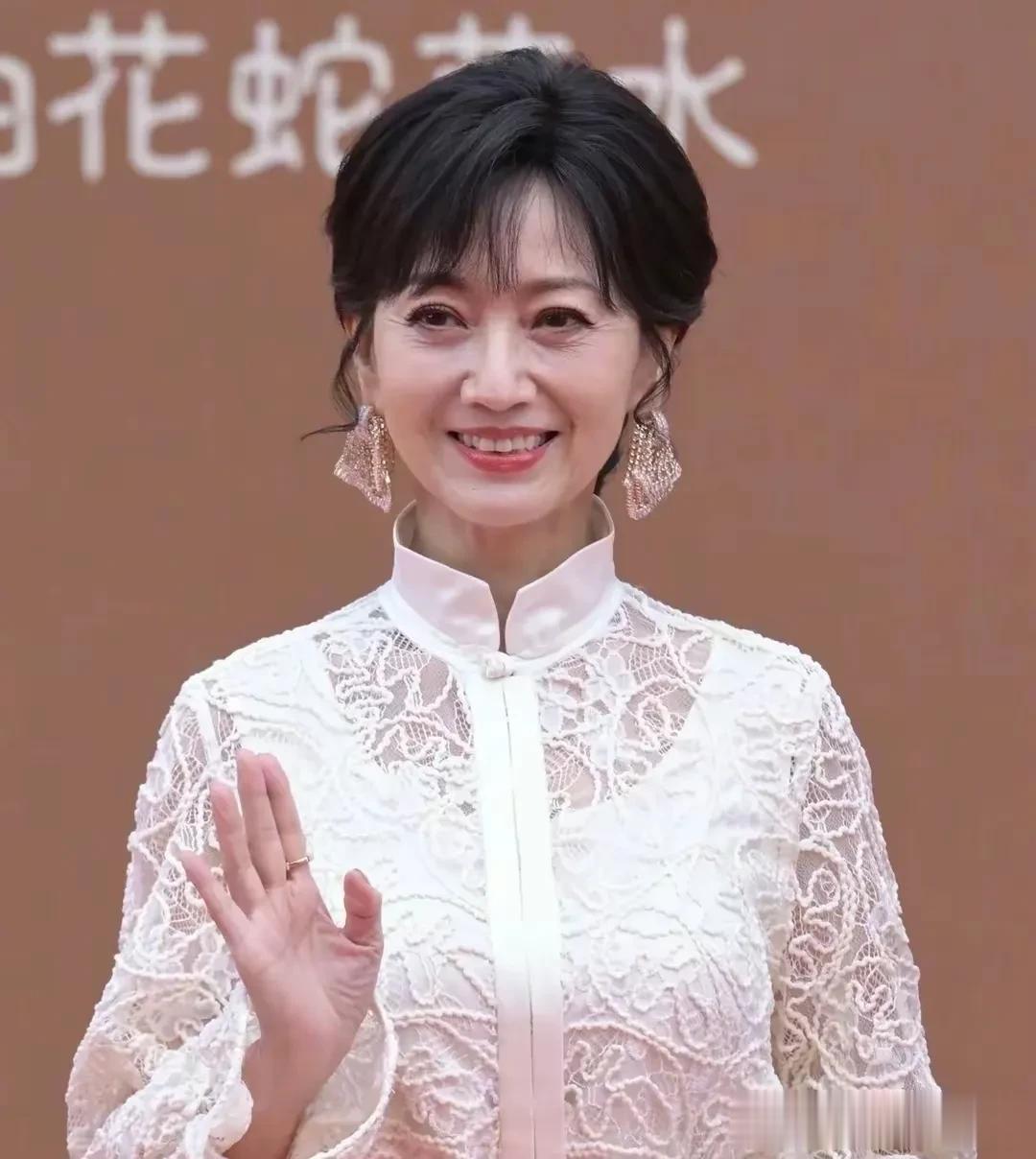 赵雅芝又被吐槽在消费“白娘子”，眼看着评论区的留言越来越难听，她被气得手都直发抖