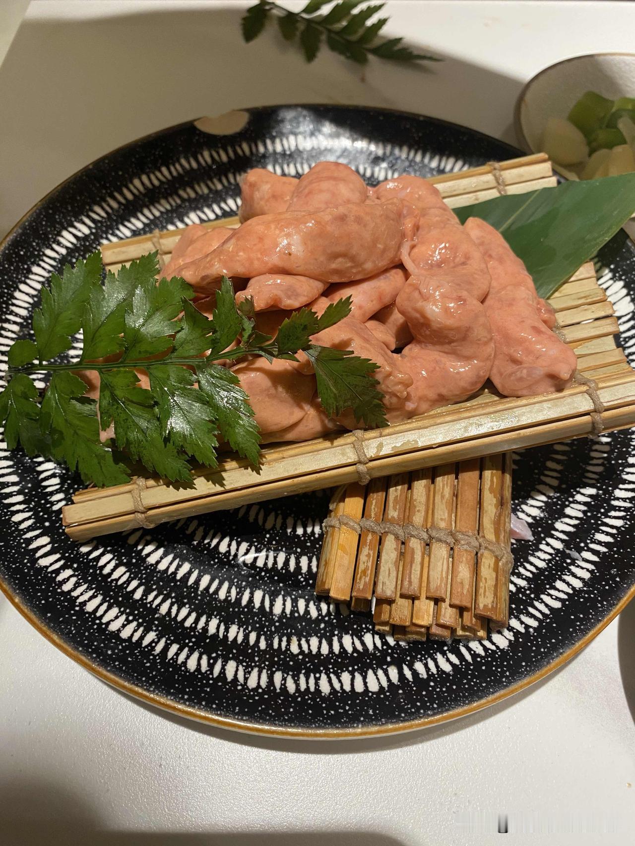 沈阳西塔的美食有很多。都是一些朝鲜特色的小吃，小拌菜、打糕、烤肉、小鱼饼、芝