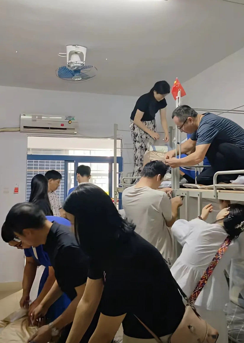 可怜天下父母心，开学第一课，现在的学生，动手能力真不行啊～～
