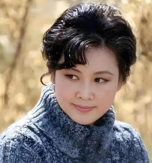 79岁的李谷一在丈夫肖卓能去世4年后，独自生活却依旧优雅从容。她虽因身体原因缺席