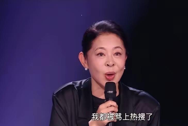 倪萍在直播里，当众掏出了一张保证书。连说了三句“我错了”。这画面太反常了。一