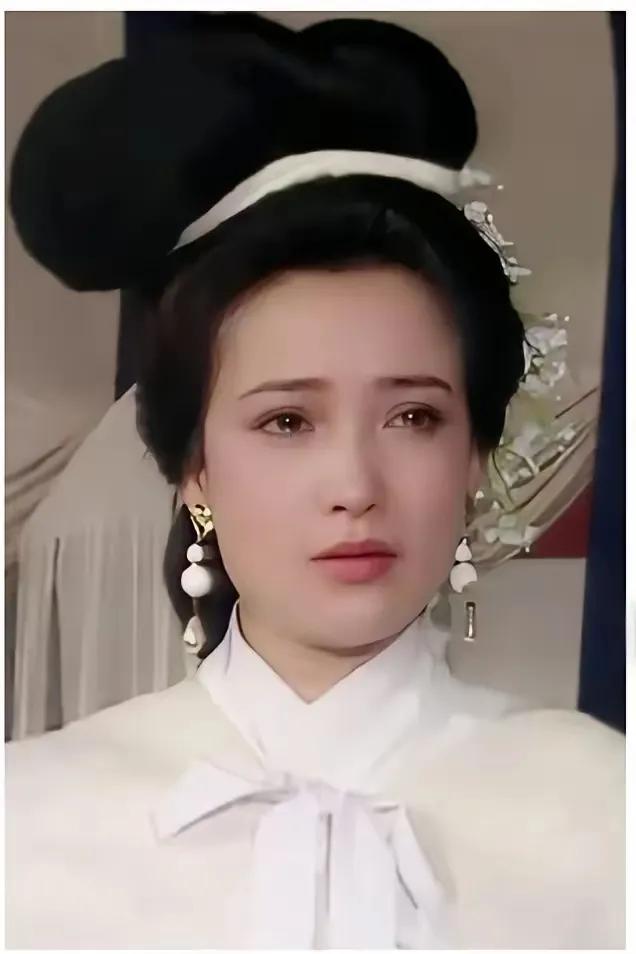 何晴老师的一生，藏着三件让人惋惜的选择，却也道尽了成年人的身不由己！她推开