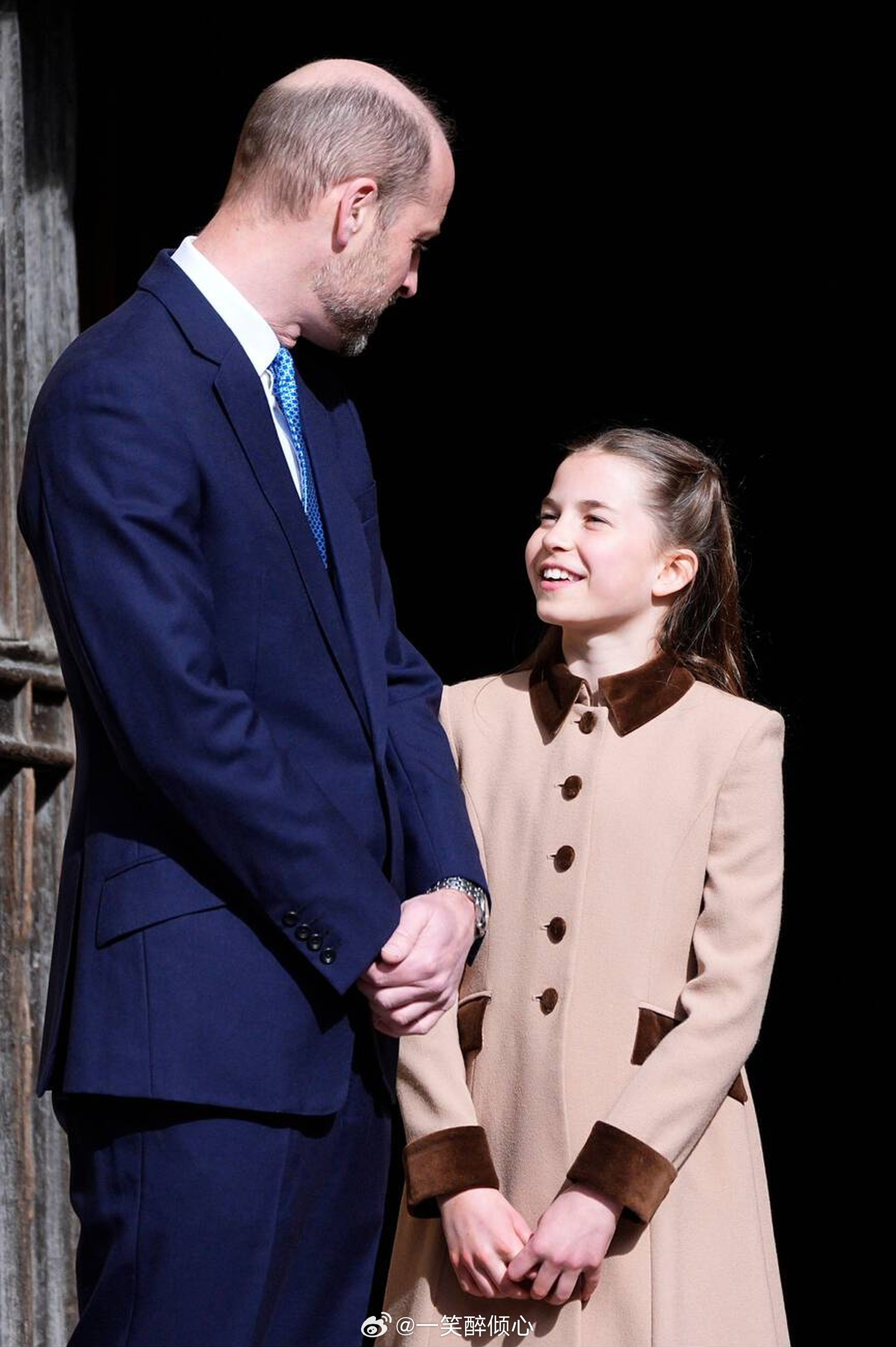 夏洛特公主今天威廉王储和他的女儿威尔士夏洛特公主在温莎城堡圣乔治教堂参加一年