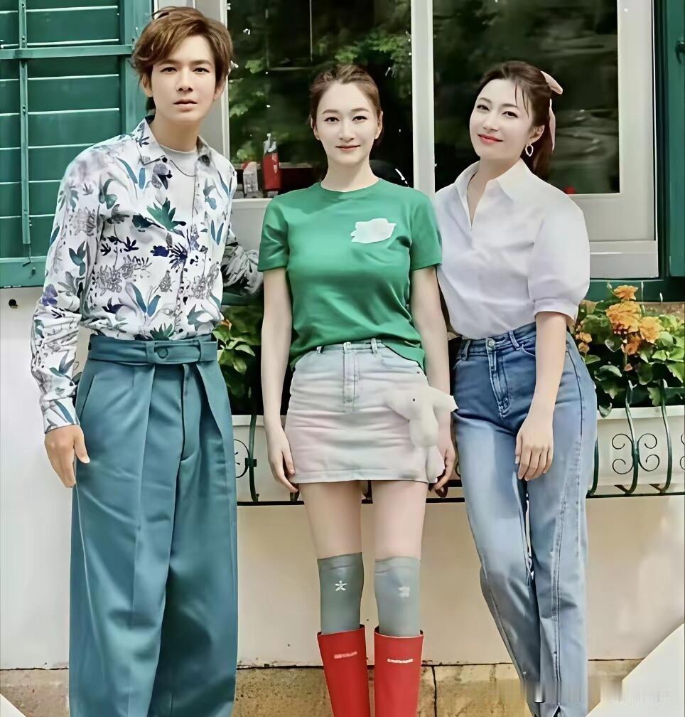 大家都在说李小冉的颜值如何高，旁边穿牛仔裤的美女颜值都是不输周涛的，她看起来更加