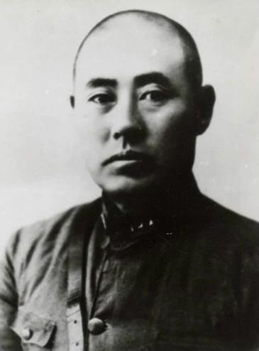 1940年，傅作义被日军打得只剩7000残兵，老蒋都放弃了，他却反过来偷袭五原