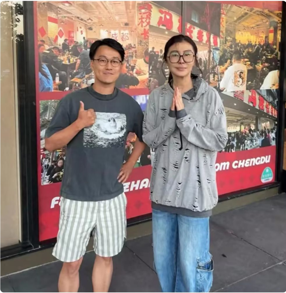 59岁王祖贤在美国硅谷被偶遇，目测身高超过1.75米脸看起来怪怪的