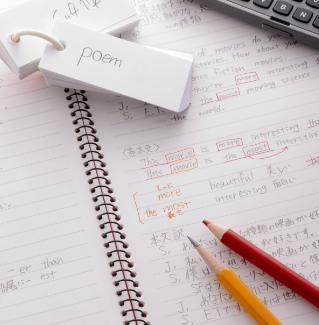 英语，其实是一门很粗糙的语言。中国翻译界讲究信达雅，其实信和达是对的，雅是错