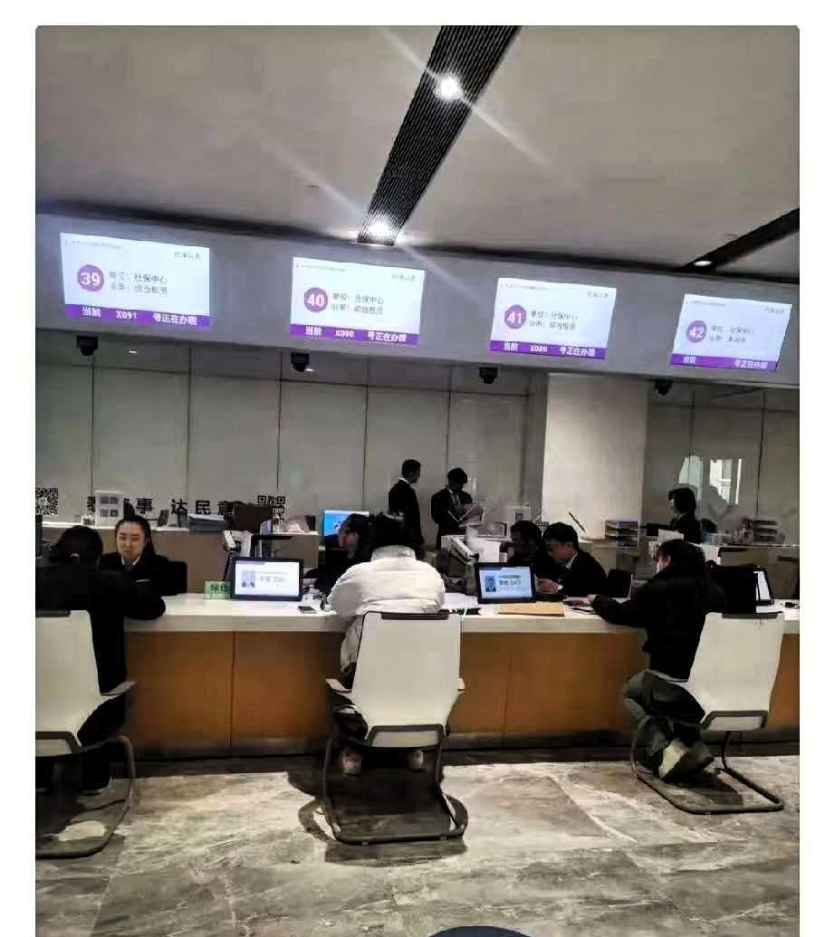 我朋友在社保局上班，今天特意叮嘱我：如果35岁以上没稳定工作的人，要慎重选