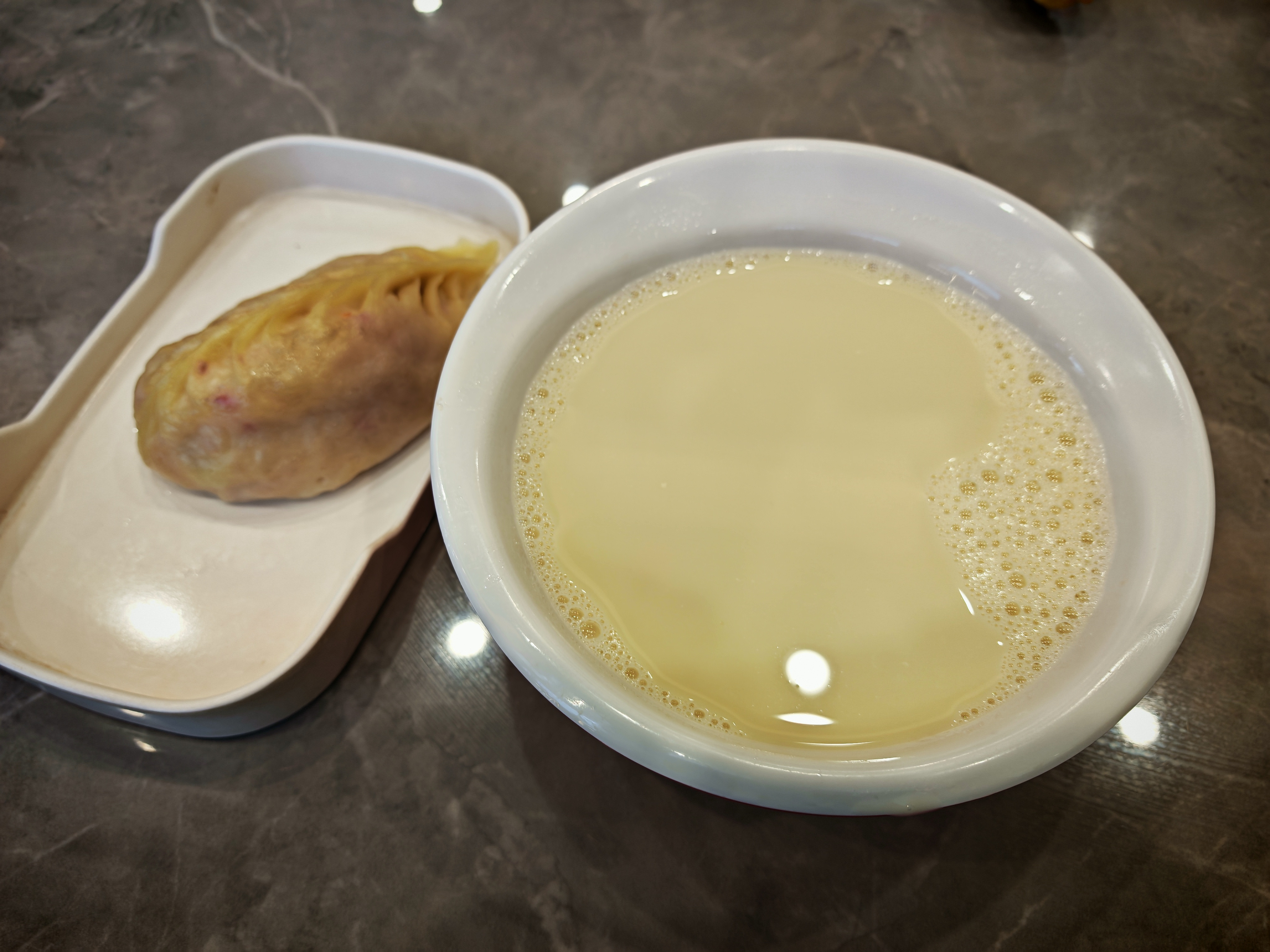 这段时间总是撸串喝啤酒，好在坚持运动体重没有上涨！[大笑]​​​