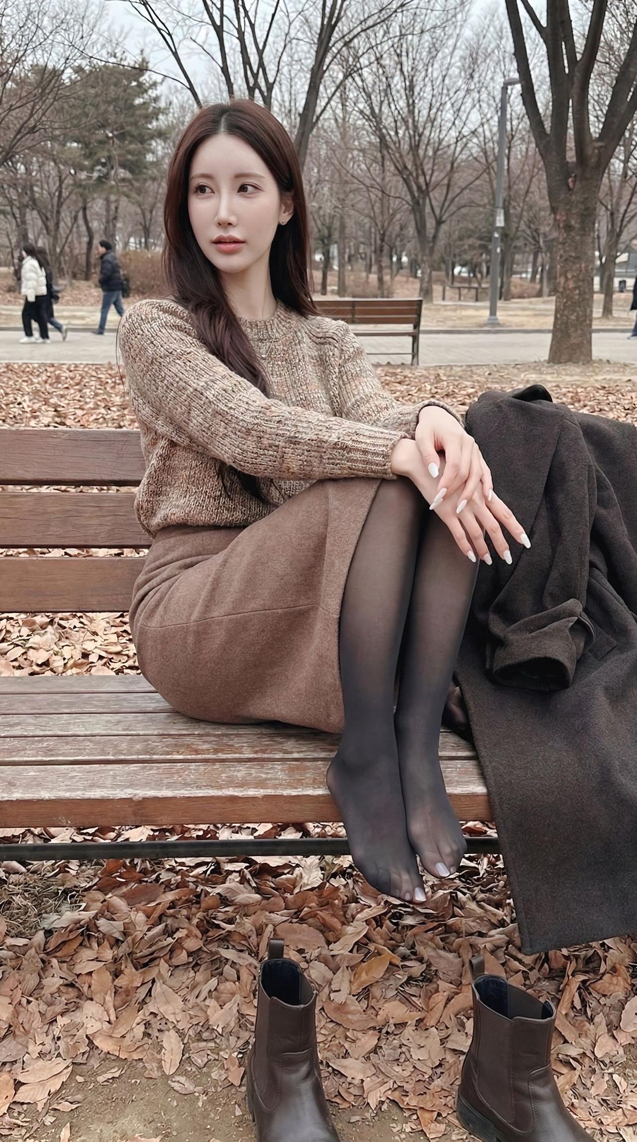 在公园坐了一会儿，实在忍不住把靴子脱了透透气。🙈有人说在公共场合这样不太雅观，