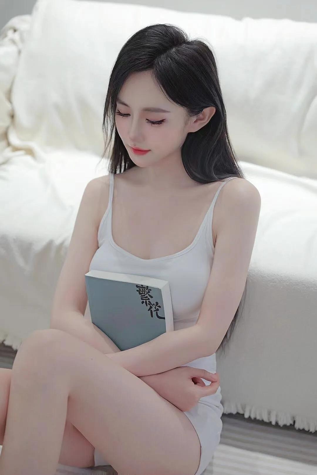 随拍美女｜简约短打，日常里的纯净少女感