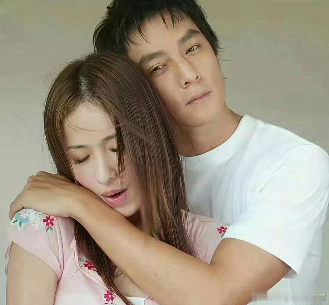 这个时候的萧亚轩还没割双眼皮，据说这个眼妆是造型师用了三个小时化出来的，你们觉得