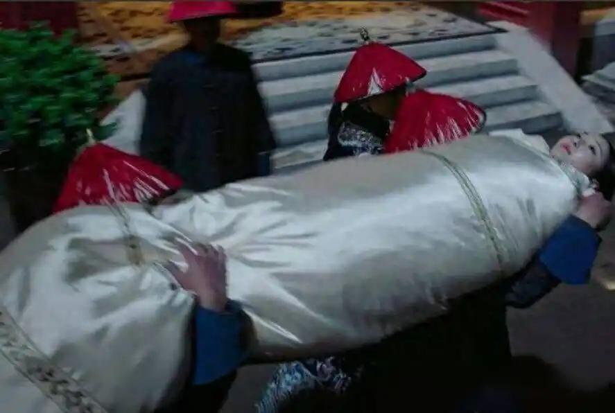 千万别被宫斗剧误导了！影视后宫奢华万千美人簇拥，真实清宫截然不同。侍寝要脱光