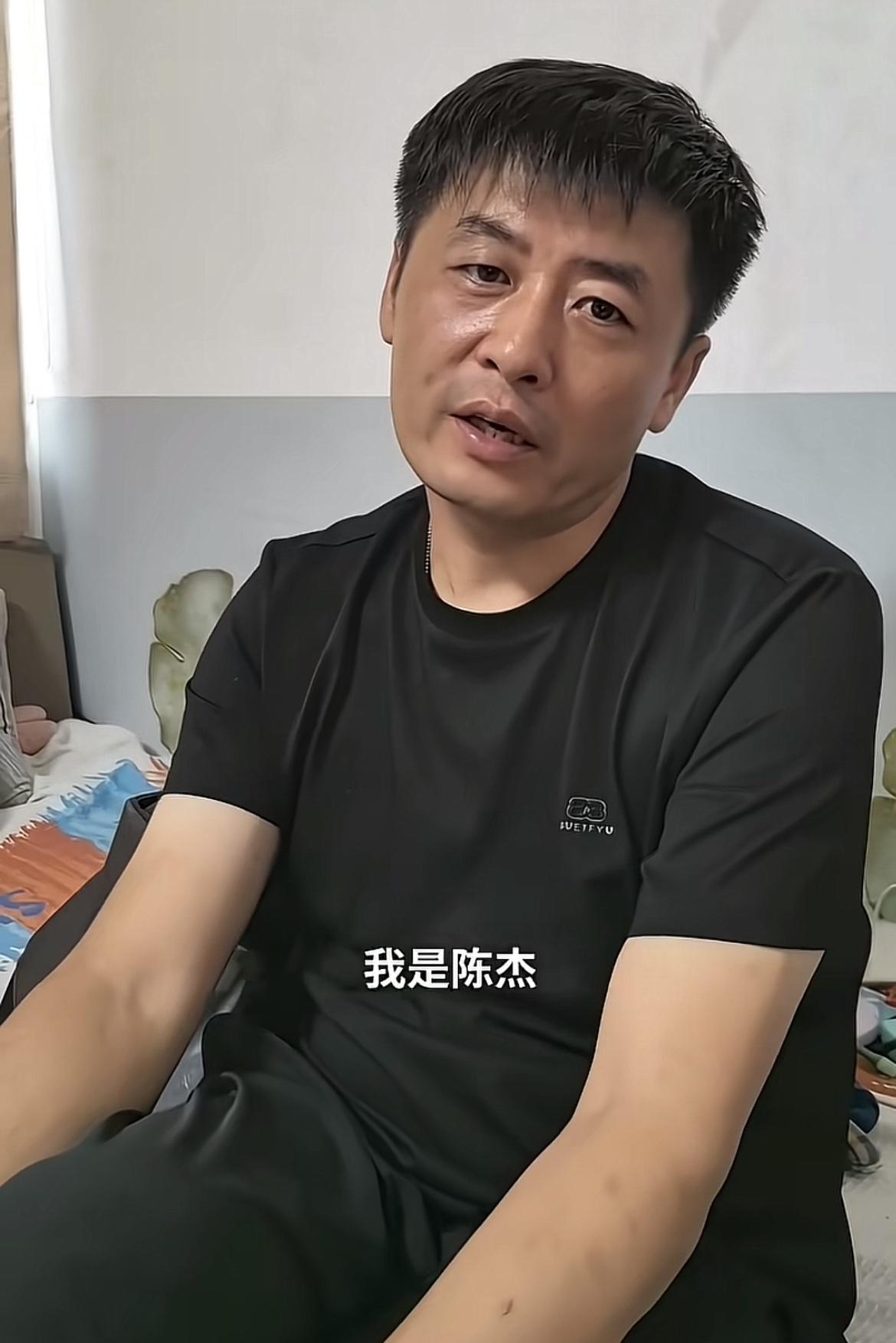 民间版张雪峰也有自己的名字，他叫陈杰，陈老师本来是一个普普通通的烧烤师傅，但由于