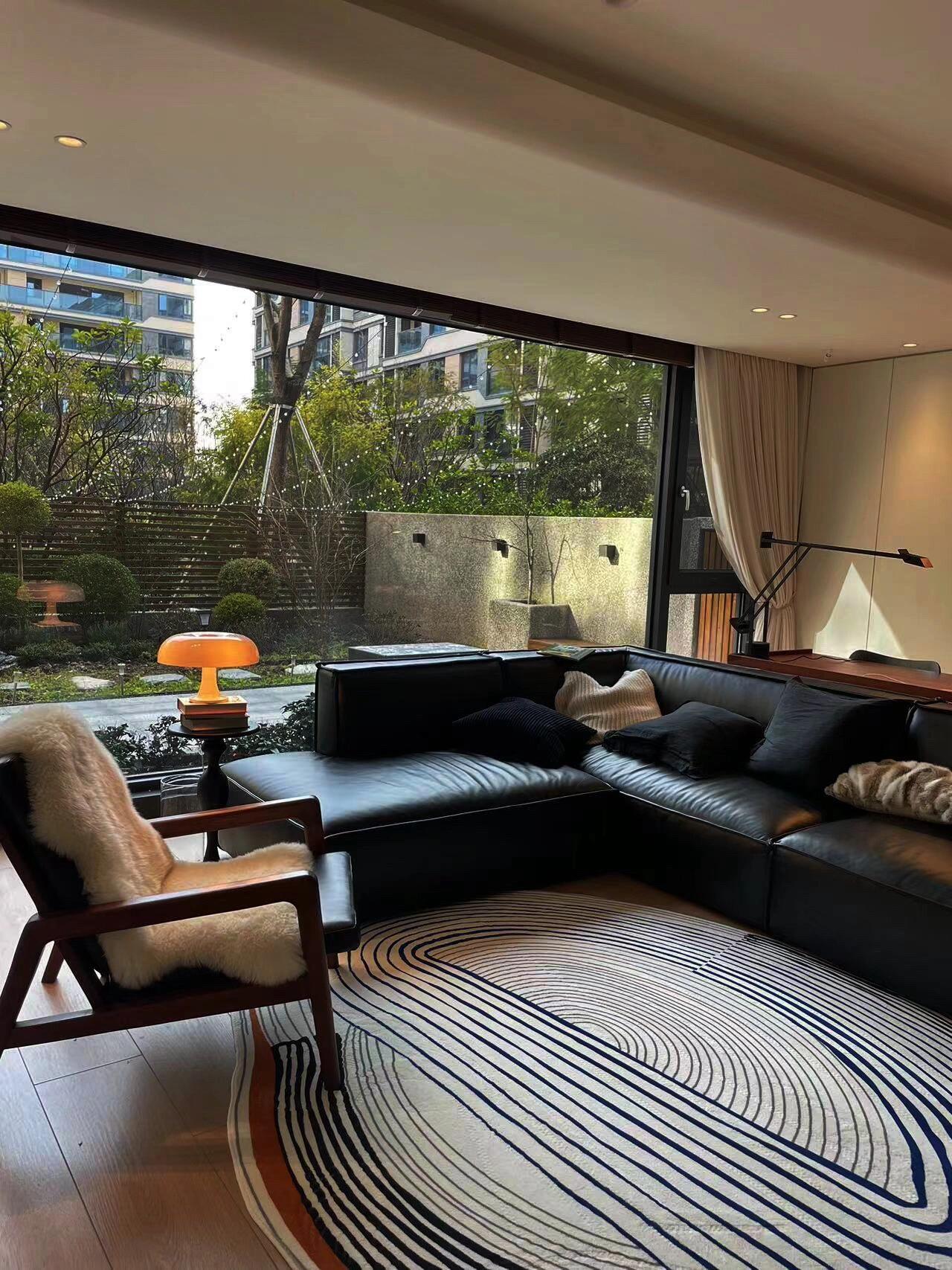 买房的时候，所有人都在劝我：别买一楼，潮湿、采光差、没隐私。可我还是选了它—