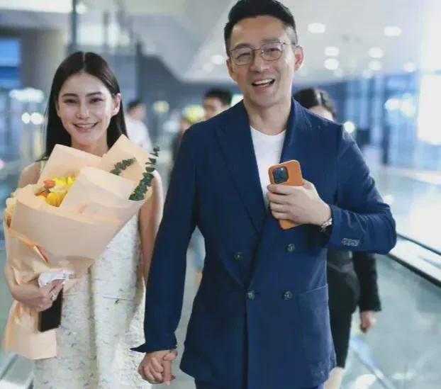 《999颗钻石婚纱闪瞎眼！张兰豪言交家底，网友：大S遗产争夺战续集？》今日汪小