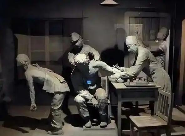 最泯灭人性的实验，731部队将一个健康的男子抓来，强行让他和感染梅毒的女子发生关