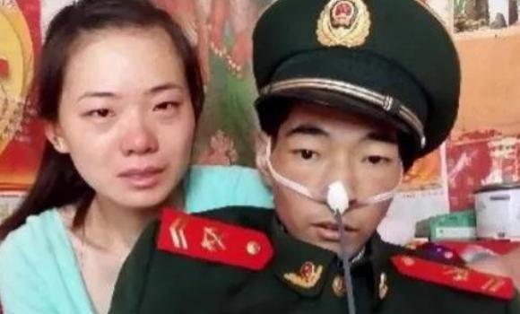 2014年，一张照片在网上传开，病床上的武警上士徐园虚弱地靠在妻子刘文丽怀里，身