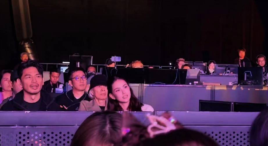 昆凌，第3场演唱会还是笑成那样!4月5日，周杰伦在杭州的第3场演唱会举办，昆