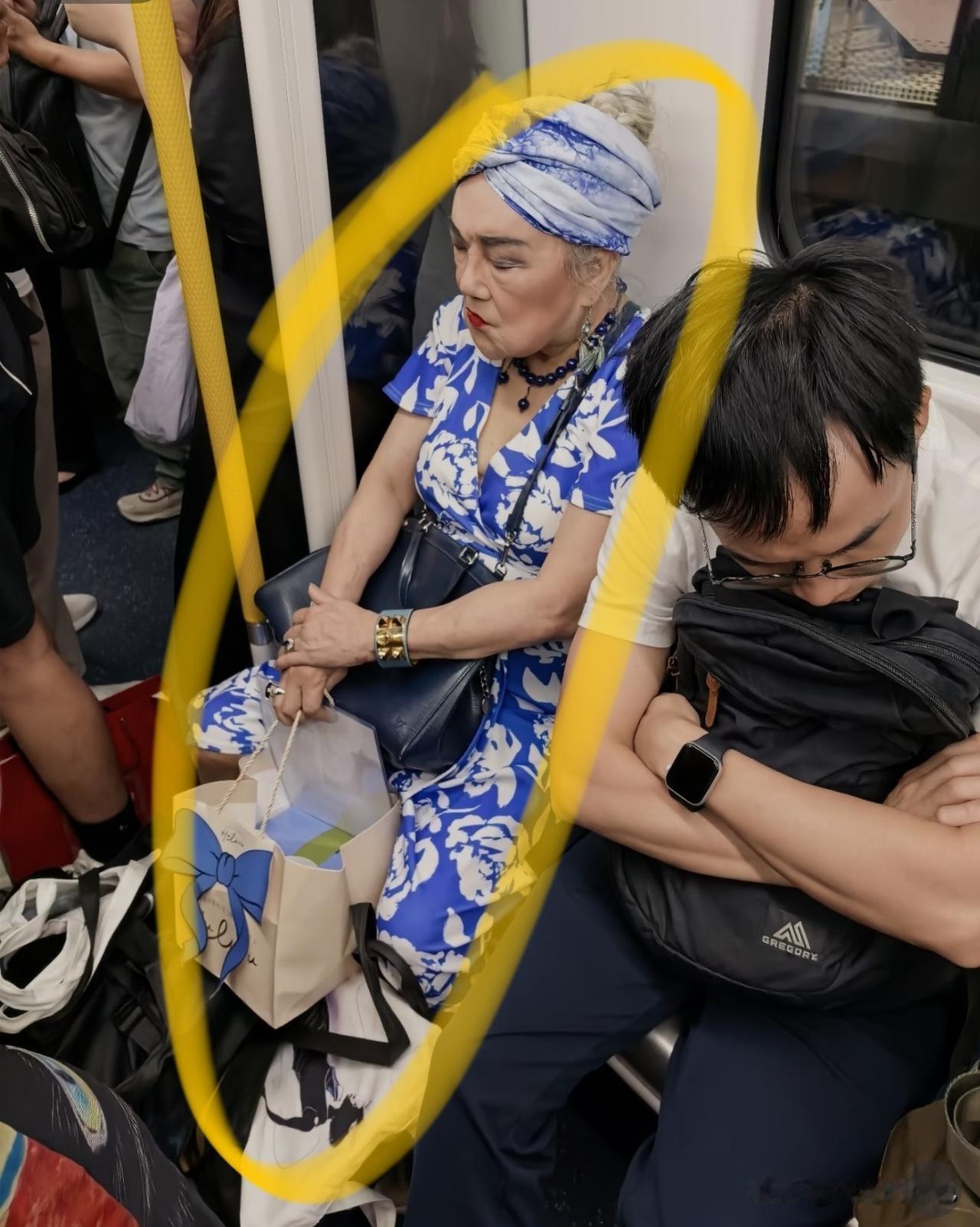 奶奶年轻时也是惊艳众人的大美女。