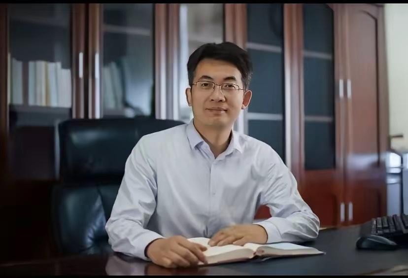 从外表上看，多么斯文有教养的一个精英人士，可肚子里却是一肚子坏水，堂堂一大学博士