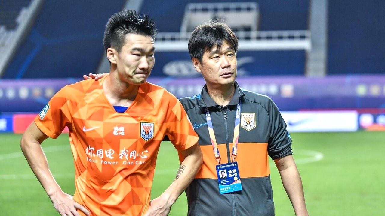 李霄鹏无论带哪支中超队，都能让球队的实际成绩明显高于球队的身价（实力）排名，但他