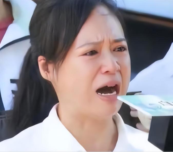 善恶终有报！曾经的“正义律师”周君红，如今流落美国街头乞讨。镜头里的她，头发凌乱