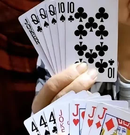 对方竟然仗着三个Q就敢向我亮牌，我还有一个大王呢，你说地主能赢不？如图所