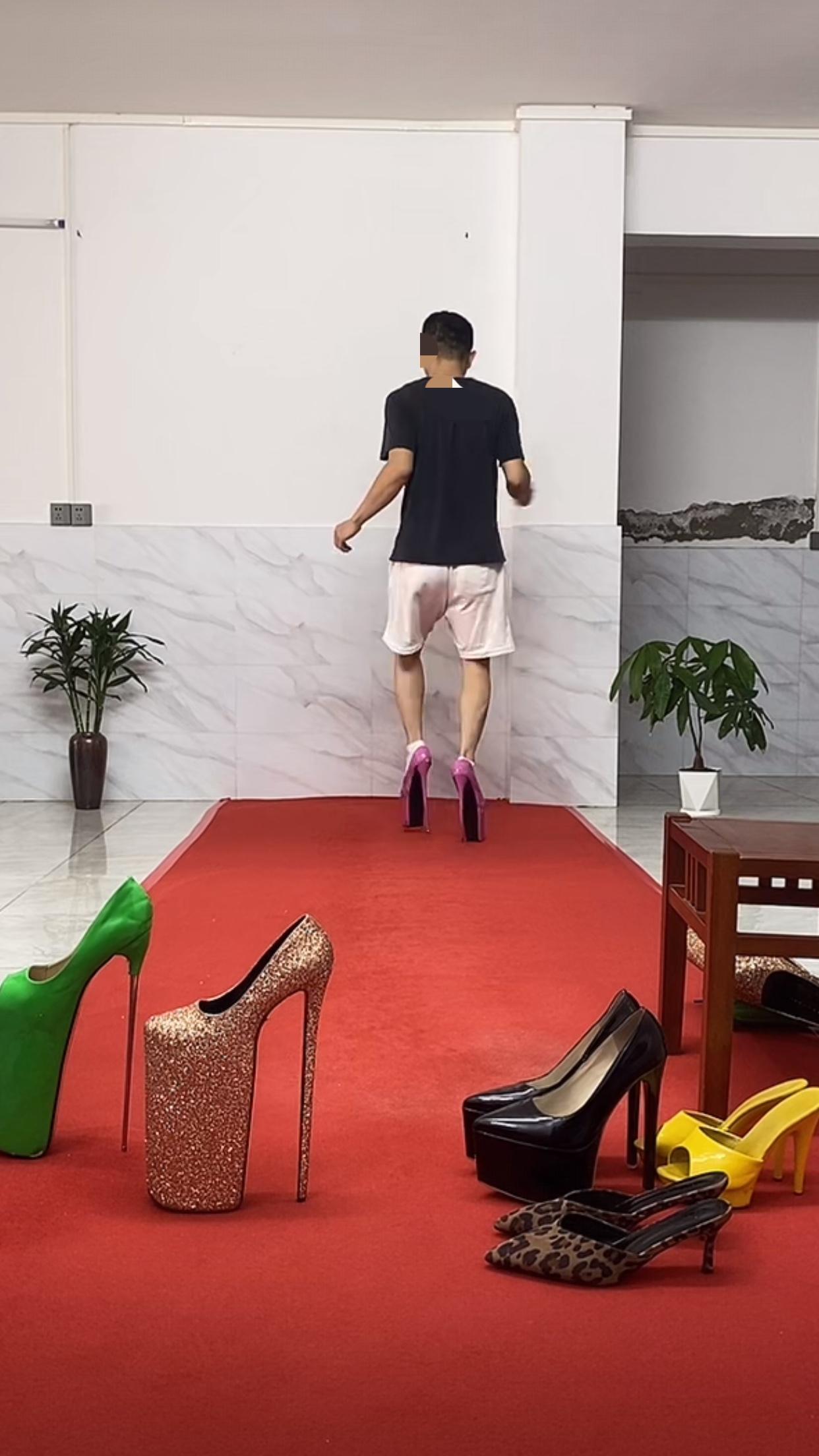 某音上刷到一个直播间一个大男人居然让别人刷礼物，然后穿着高跟鞋走秀。看着就觉得恶