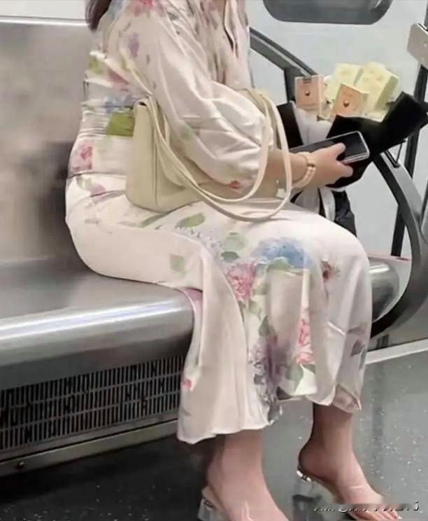 瞧瞧这靓女准备干啥？如果能猜出她的职业就更厉害了！