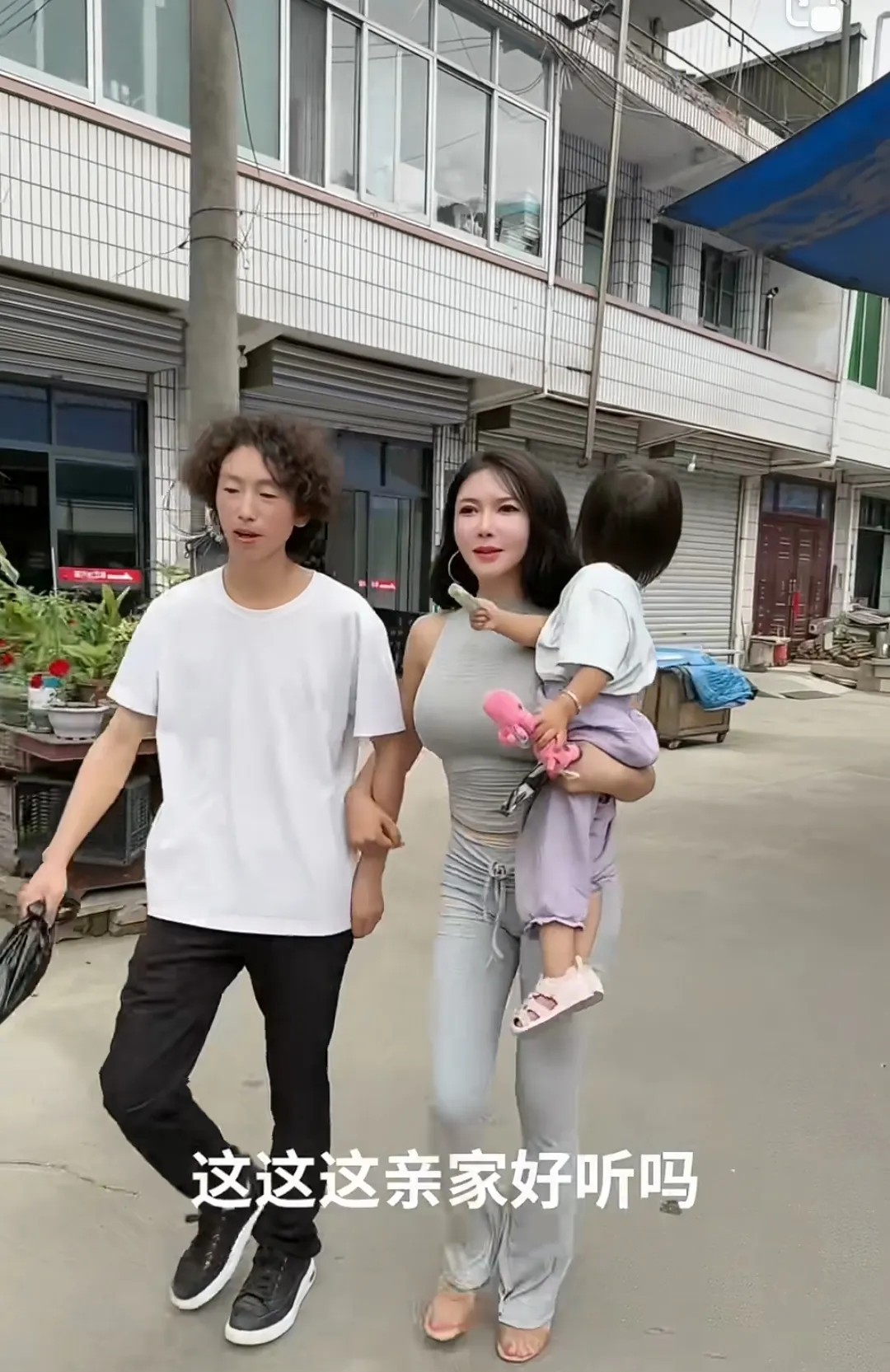 庞麦郎和这个女的真过上了？