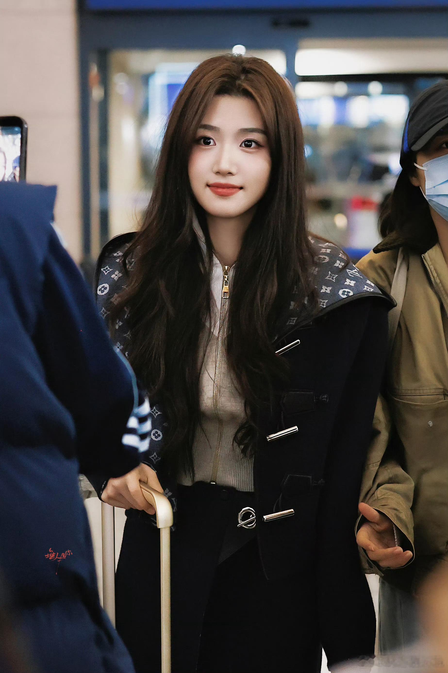 卢昱晓往那儿一站就美的不知天地为何物了，随手一拍都是神图