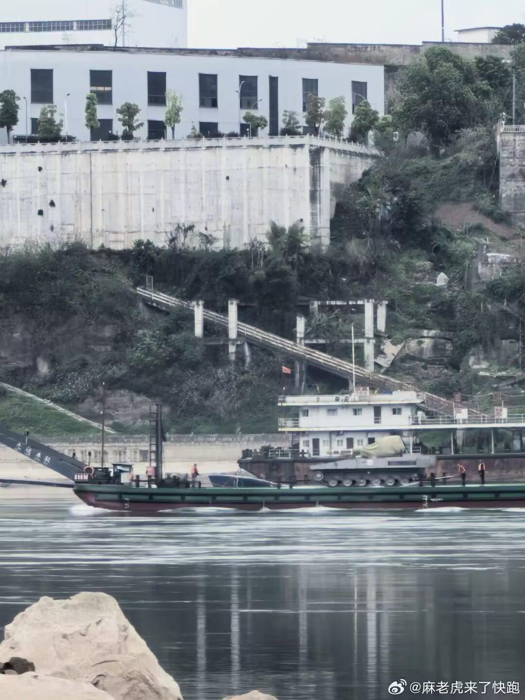 这是重庆码头驳船上的一辆新型履带式车辆，从车身侧面的线条上，像不像去年阅兵排练时