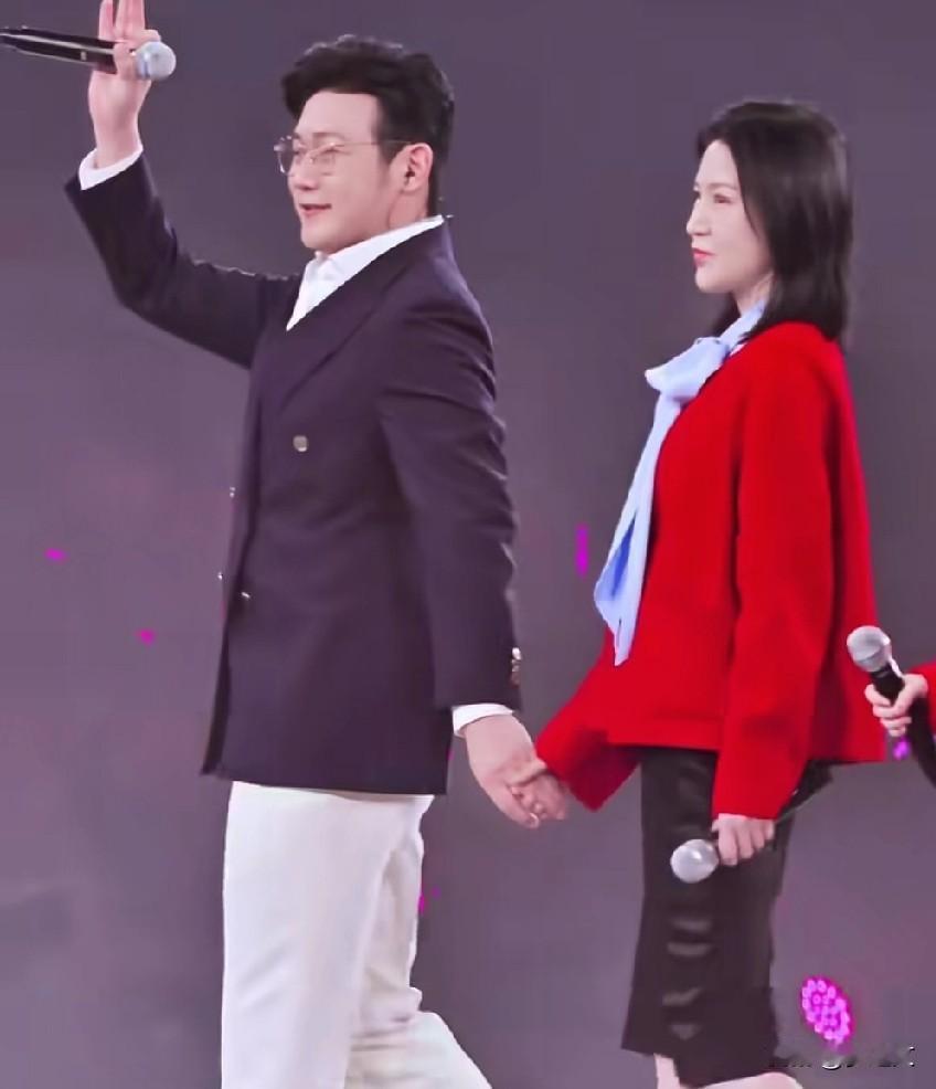 陆毅真是太幸福了，娶到那么漂亮的媳妇，两个女儿又那么漂亮，一家人都是大长腿了，都