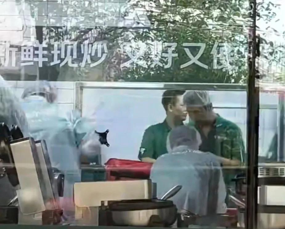刘强东的京东“七鲜小厨”正式营业，第二天持续爆单，外卖骑手：一个小时爆几百单。三