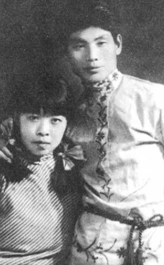 1942年，31岁的萧红因病去世,她死前感情泛滥，当丈夫的面，竟和其他男人暧昧，