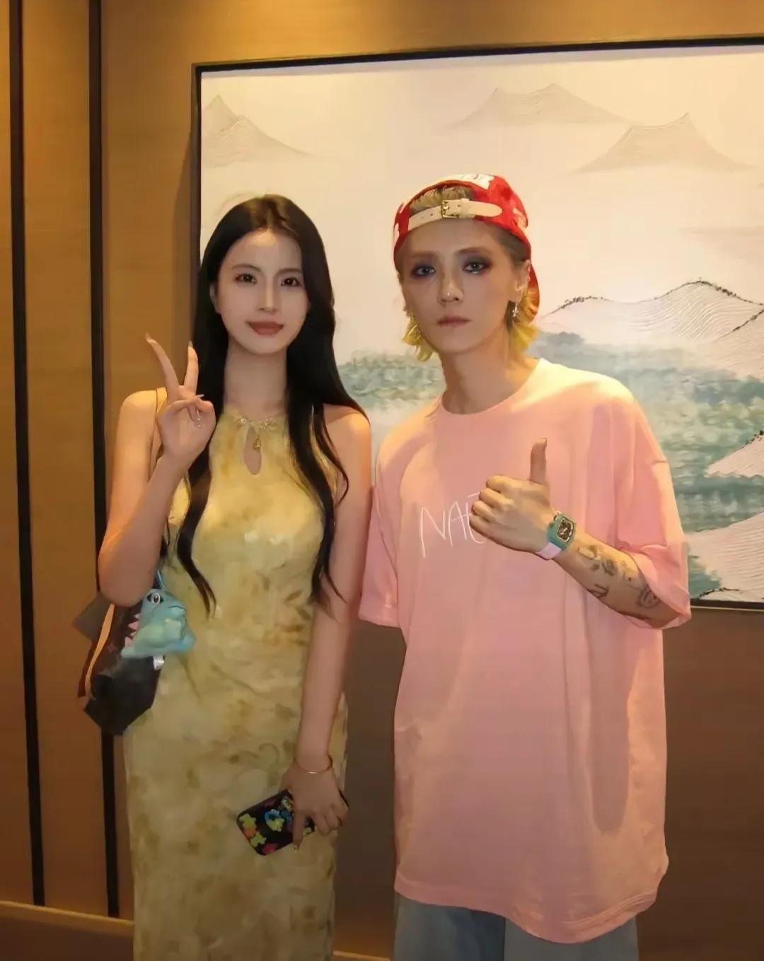 以前总是不相信娱乐圈里这么帅气的男人会感情专一，直到我看了这张照片后才深信不疑。