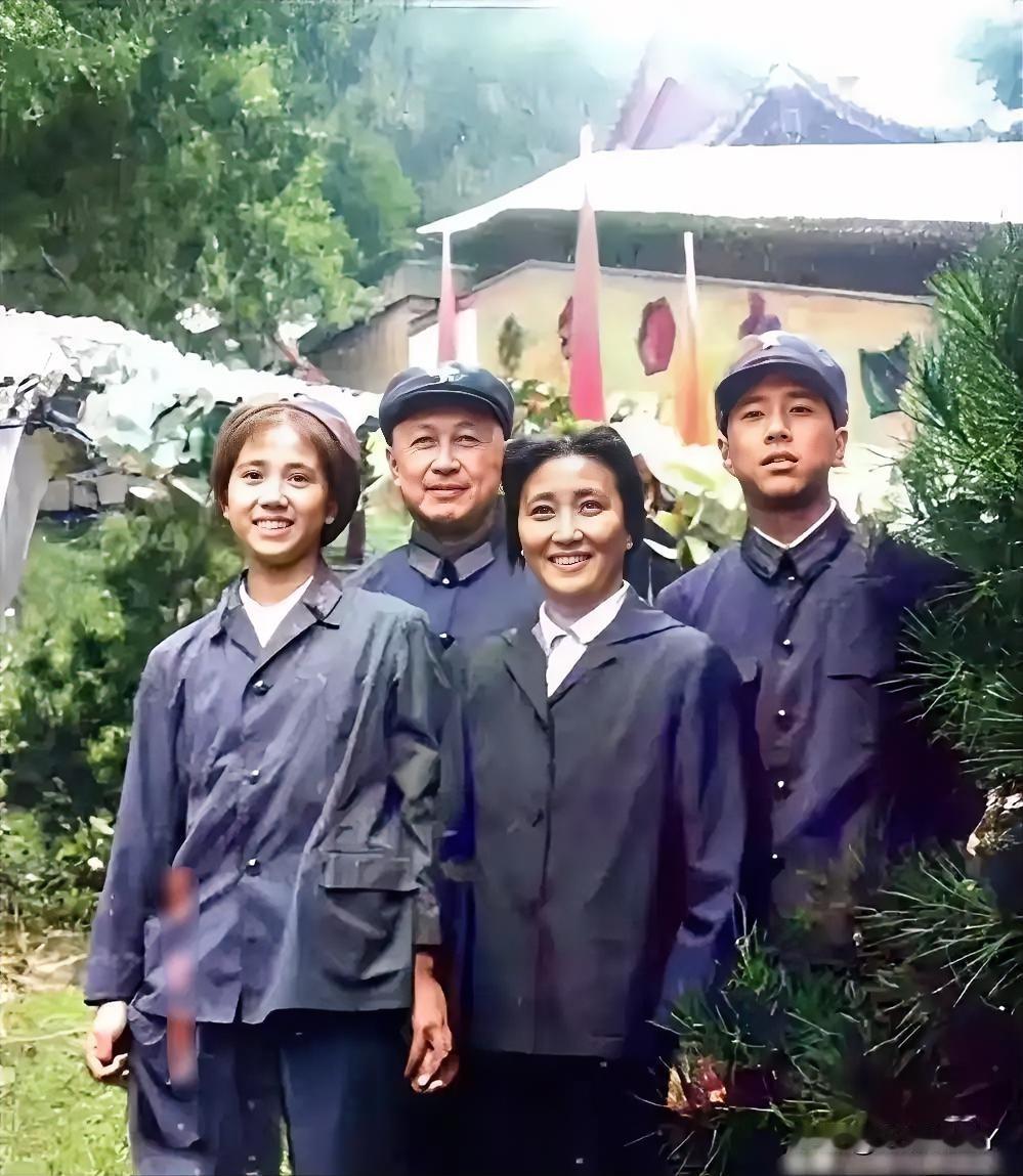 一九七三年，钱学森与夫人蒋英、儿子钱永刚、女儿钱永真的珍贵合影，真是惊艳了时光！