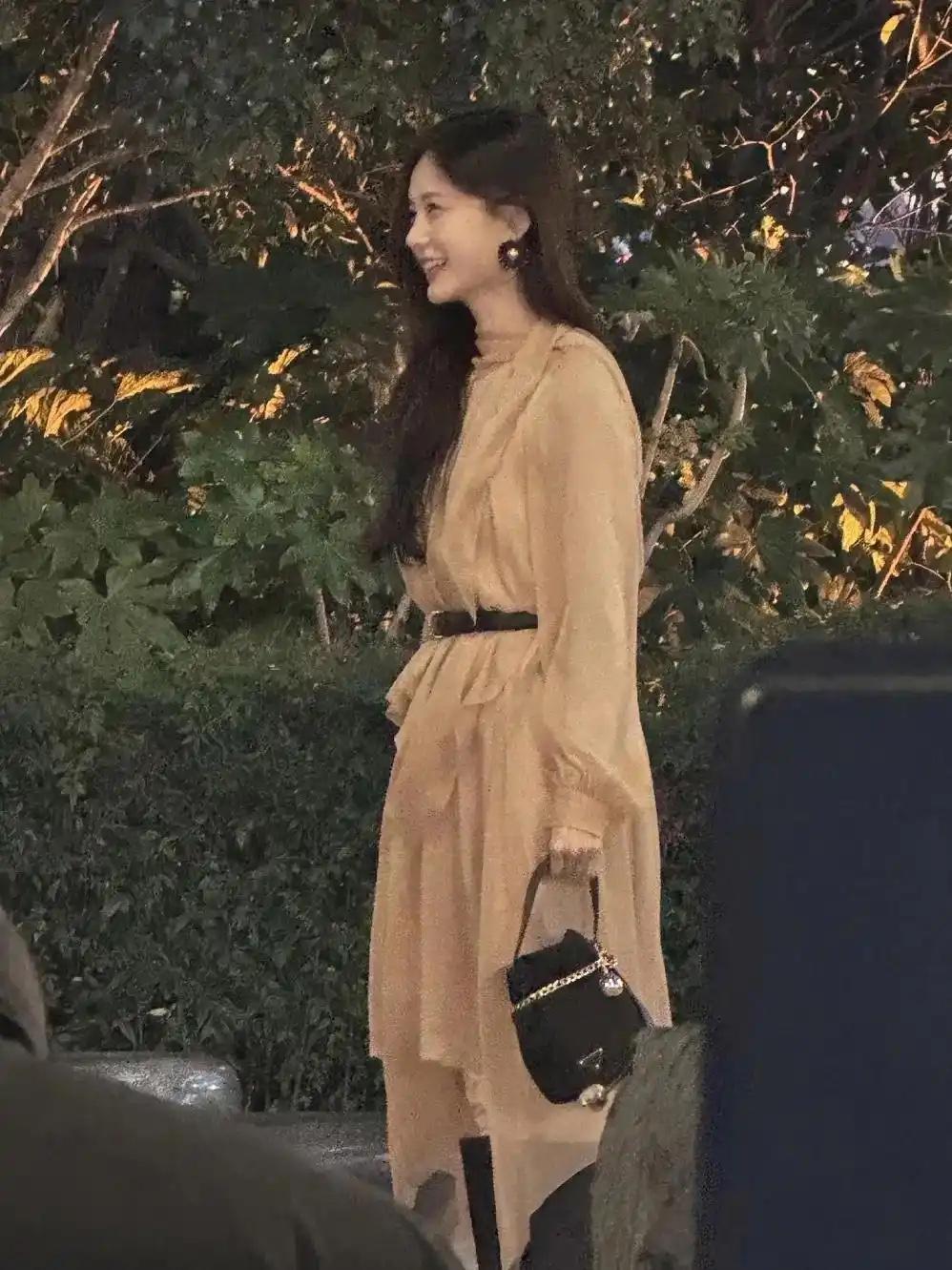 李一桐常华森拍戏被偶遇，桐桐好美呀，男主又高又帅，配一脸！