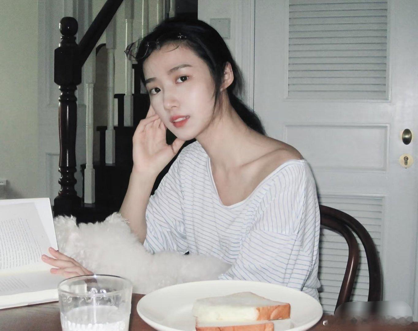 天呢噜我要被这个卢昱晓美晕了，，完全千金好适合这种淡淡的素素的风格真的