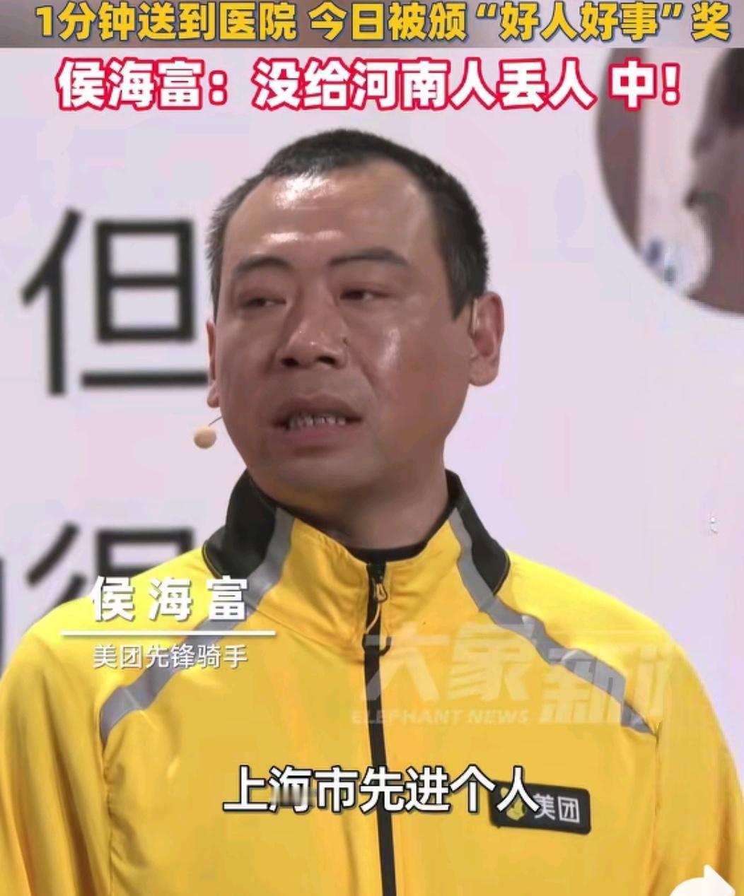 太惊险了！外卖小哥在送餐时，突然发现路边一个女人，瘫在地上抱着脸已发黑的孩子嚎啕