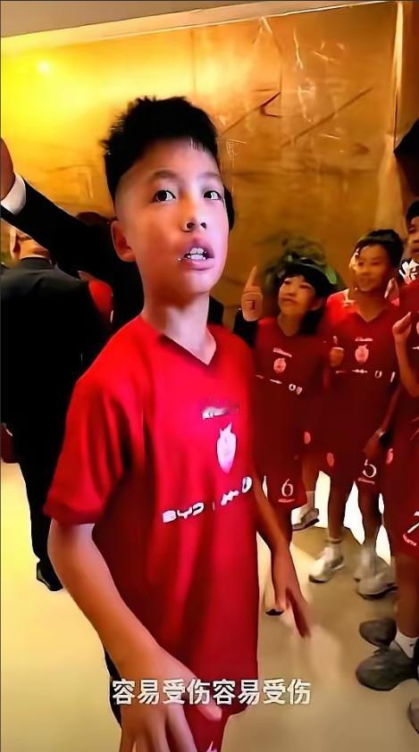 12岁的中国足球小将孟新艺，在央视直播的颁奖礼上，直接拒绝了主持人，让他现场来个